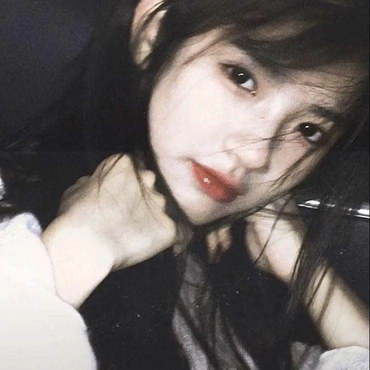 女生向前走